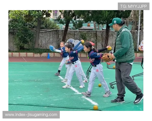垒球运动进校园，促进学生德智体全面发展