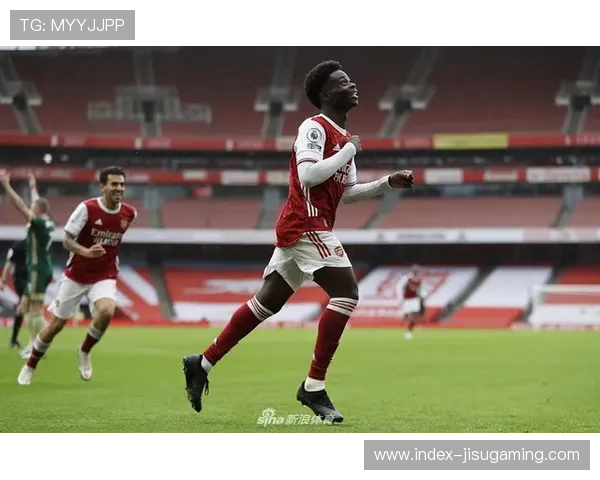 卡佩追击补拳瞬间，裁判介入与罗瓦尔意识恢复成争议焦点