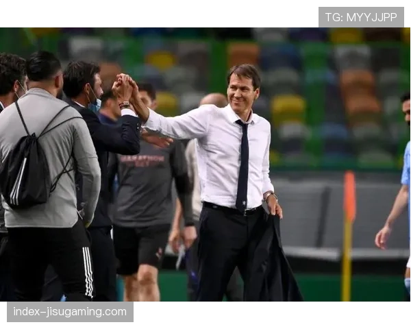 场边镜头：里昂主帅因一次本方草率转换丢失球权，向第四官员激烈投诉