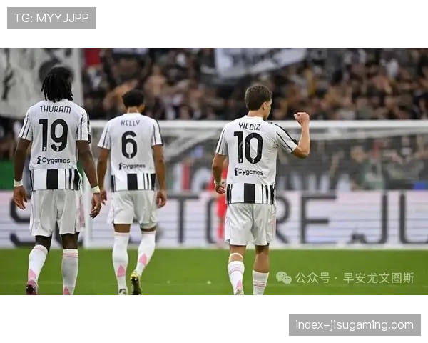 图拉姆梅开二度后与邓弗里斯相拥庆祝，国米完成4-3惊天逆转